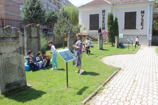 Посета во двор на музејот