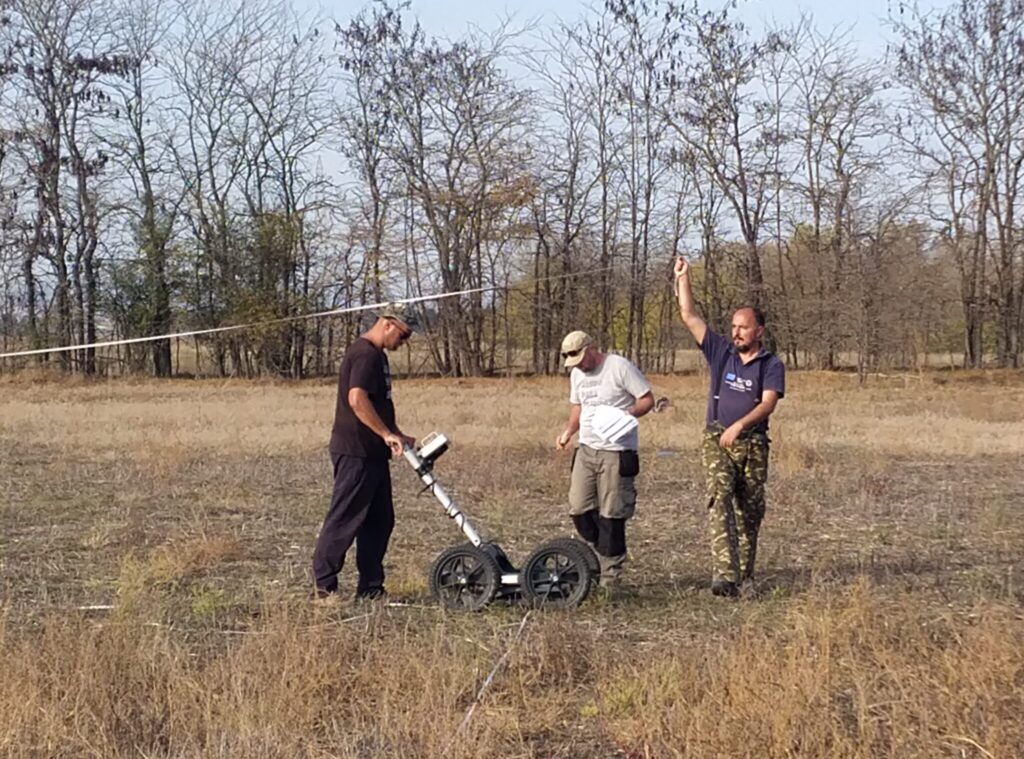 три луѓе бршат истразување во терен
