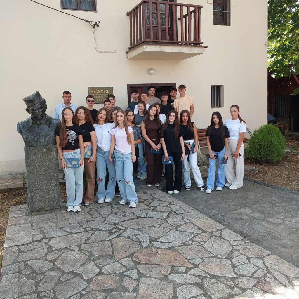 група луѓе пред влезот музејот